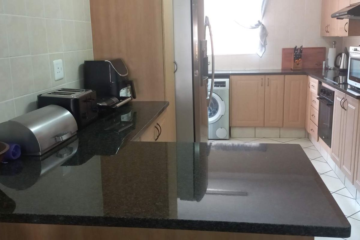 3 bedroom townhouse in sought after complex - Photo 4