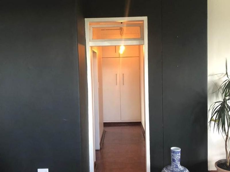 Luxurious Living Near Thrupps - Spacious Top Floor Apartment! - Photo 6