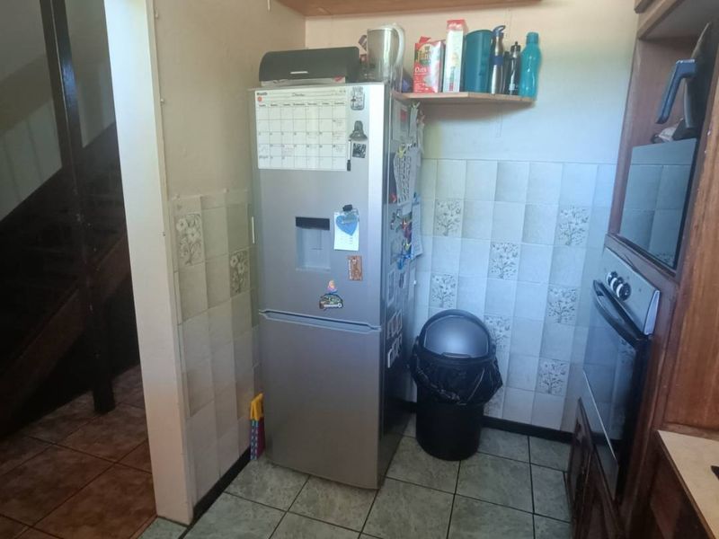Spacious Duplex For Sale in Clubview. - Photo 6