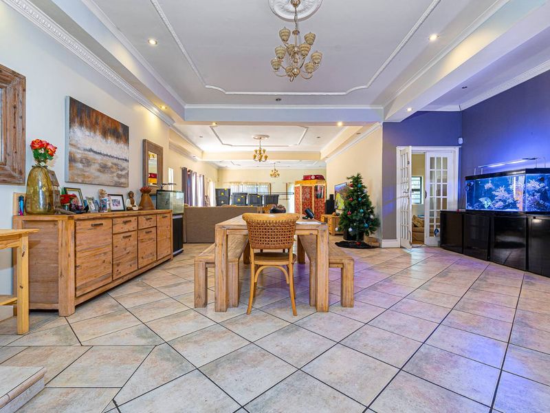 Renovator’s Dream in Sought-After Bishopscourt - Photo 6