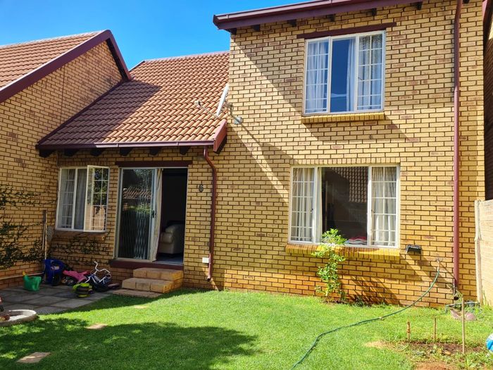 Property #1935132, Townhouse Pending Sale in Hennopspark
