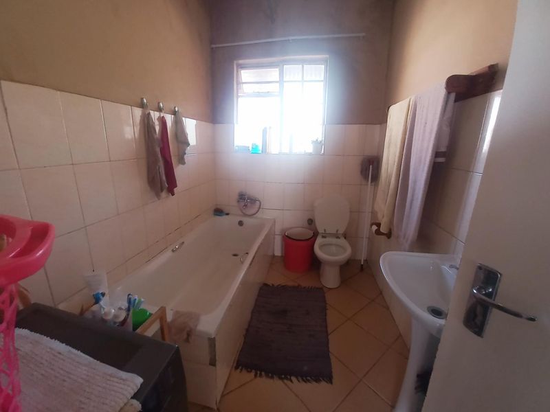 A SPACIOUS APARTMENT - Photo 8