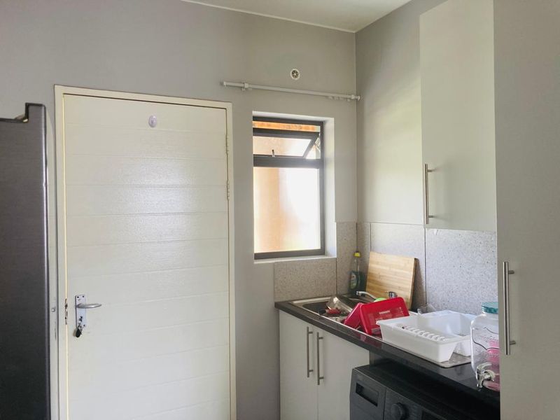 Modern Apartment Ground Floor Eagles@Riverside-R575 000 !! - Photo 5