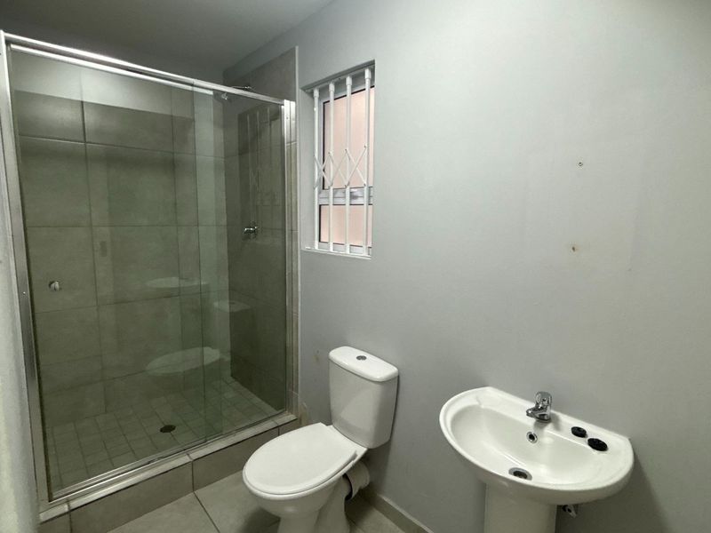 Modern One-Bedroom Flat with Split Loft to Rent in Forest Waters Contemporary Two-Bathroom Apartment - Photo 6