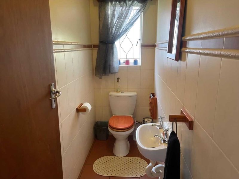 4 Bedroom House For Sale in Vanderbijlpark SE2 - Photo 6