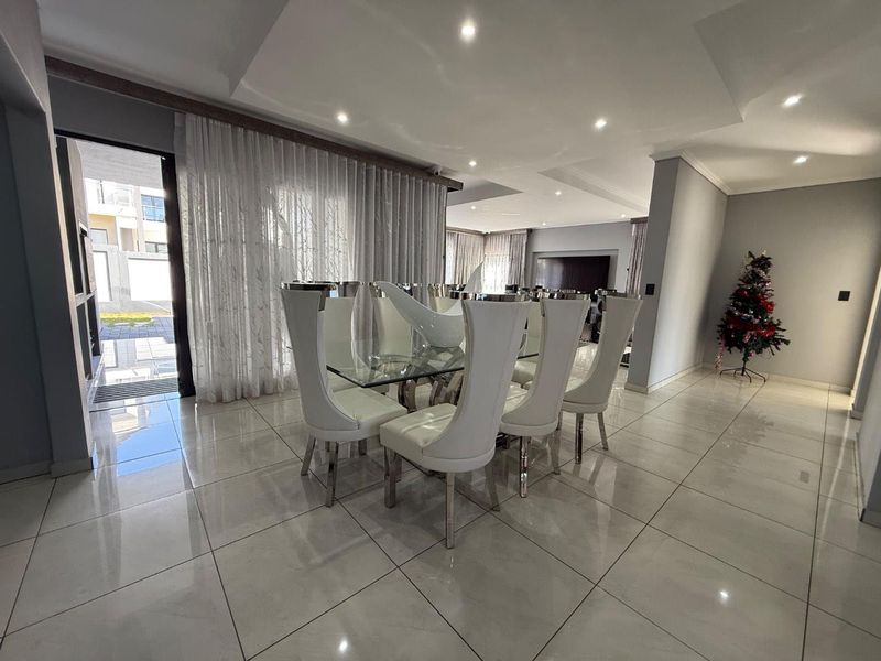 Contemporary 4 En-Suite Bedroom Residence with Versatile Gym and Premium Finishes - Photo 4