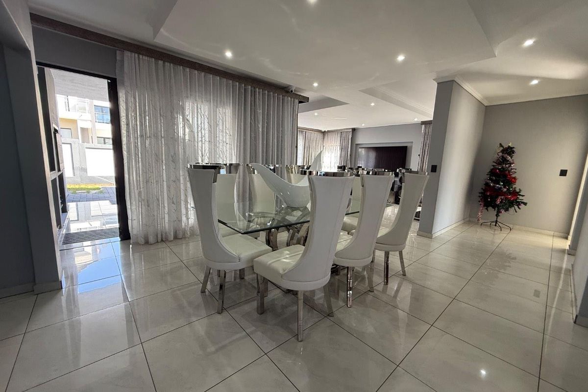 Contemporary 4 En-Suite Bedroom Residence with Versatile Gym and Premium Finishes - Photo 4