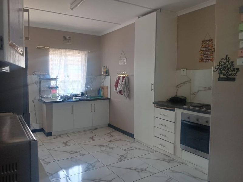 Investment-Ready Home with 3 Flatlets Income Potential - Photo 2