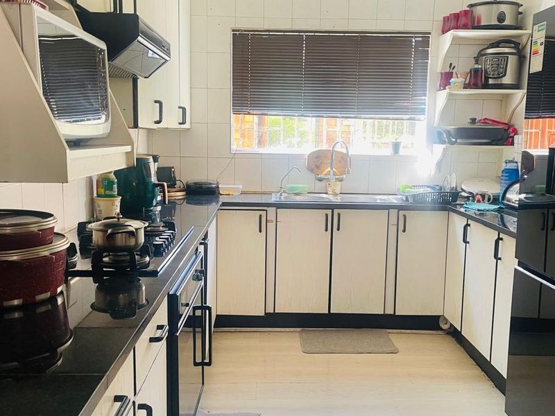 Townhouse For Sale - Photo 5