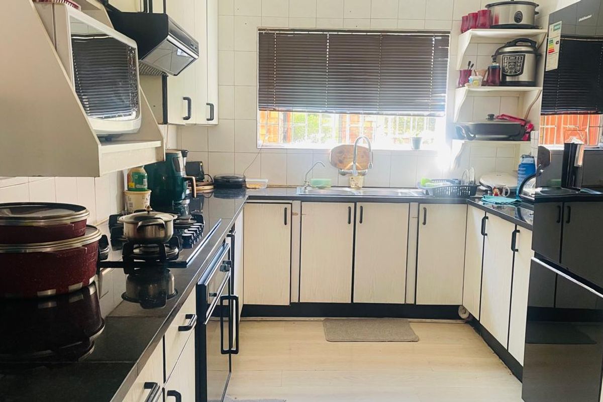 Townhouse For Sale - Photo 5