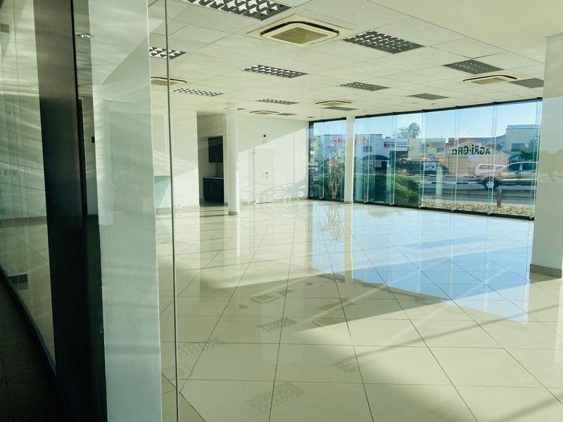 Showroom Space For Sale – South Port - Photo 3