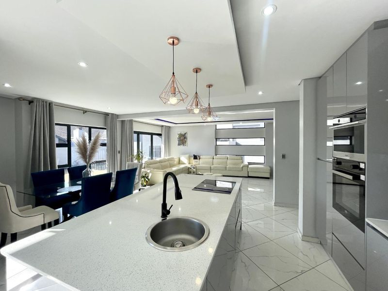 Secure Estate Living Meets Contemporary Elegance - Photo 5