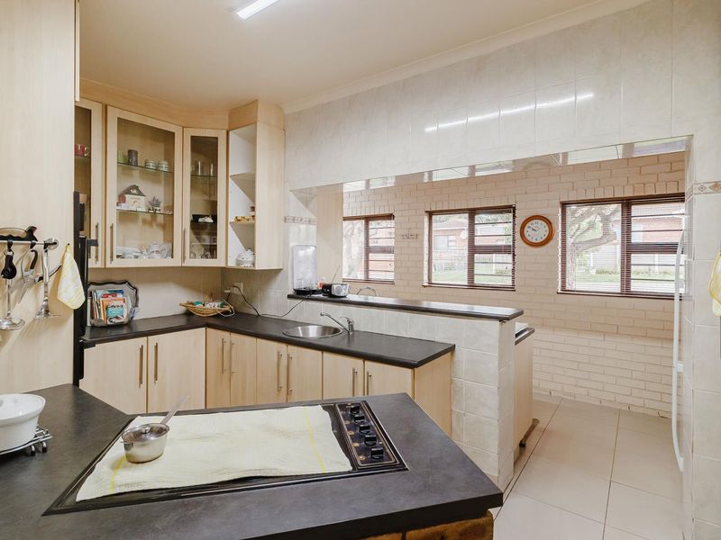 Beautiful 4-Bedroom Family Home - Photo 10