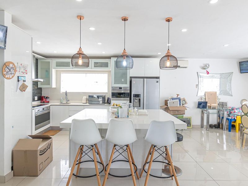 Modern home in prestigious area - Photo 9