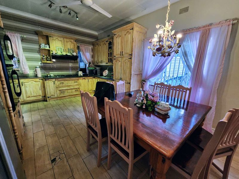 Dual Living at its Finest: Spacious 4-Bedroom Home with a Fully Self-Contained Flat - Photo 5