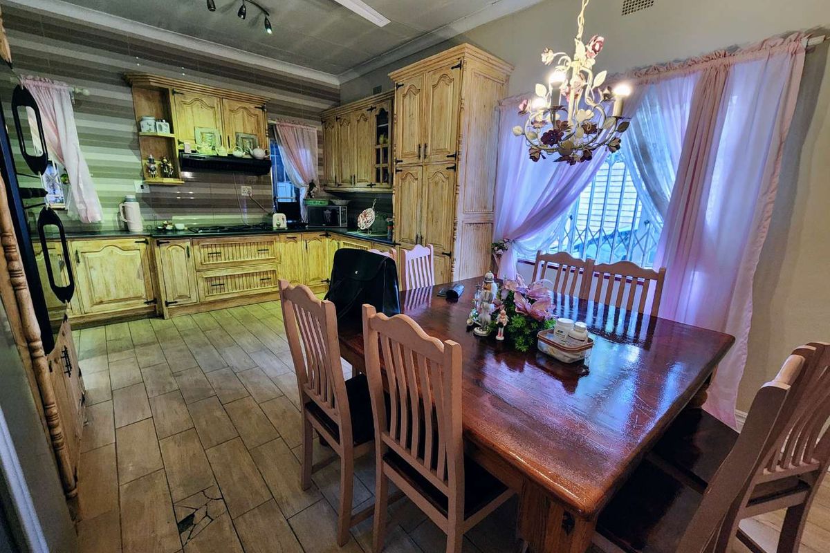 Dual Living at its Finest: Spacious 4-Bedroom Home with a Fully Self-Contained Flat - Photo 5