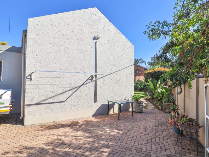 BEAUTIFUL 3 BEDROOM 2 BATHROOM DUET WITH OUTDOOR ENCLOSED ENTERTAINMENT - Photo 10