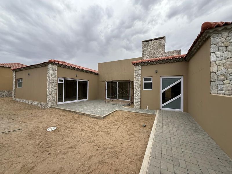 FOR SALE: LUXURY 3-BEDROOM EN-SUITE HOME IN ROSSMUND GOLF ESTATE, NAMIBIA - Photo 2