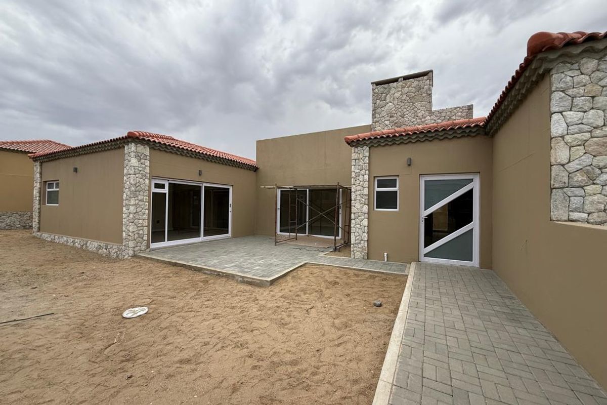 FOR SALE: LUXURY 3-BEDROOM EN-SUITE HOME IN ROSSMUND GOLF ESTATE, NAMIBIA - Photo 2
