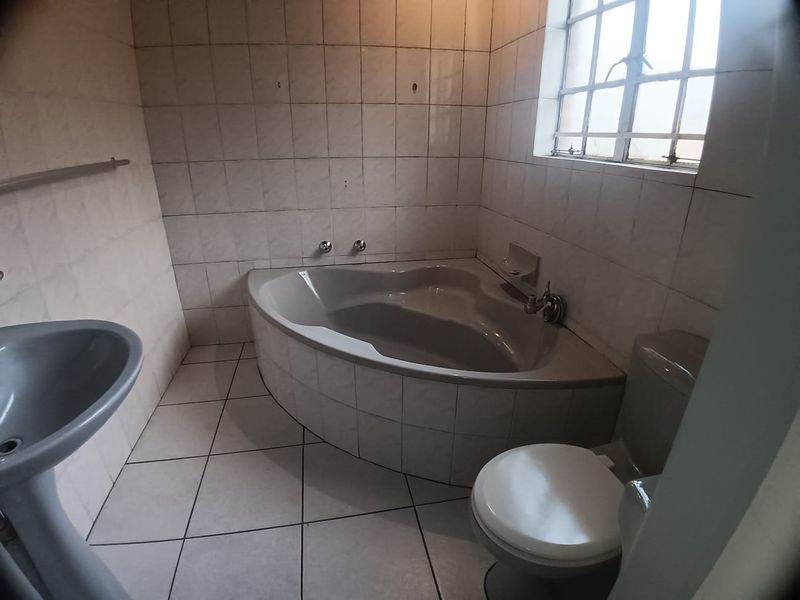 Stunning 4 bedroom spacious family home with lots of potential - Photo 8
