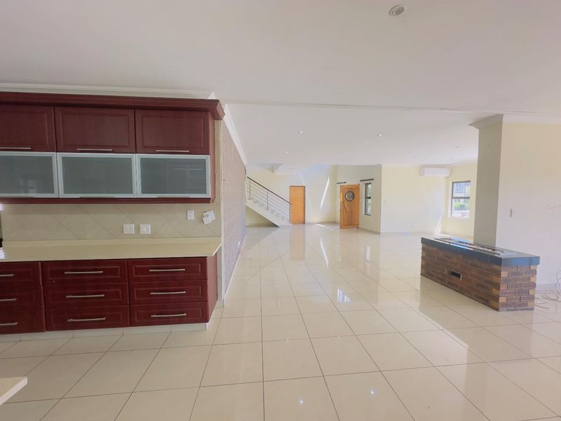 5 Bedroom House for Sale in Blue Valley Golf Estate - Photo 5