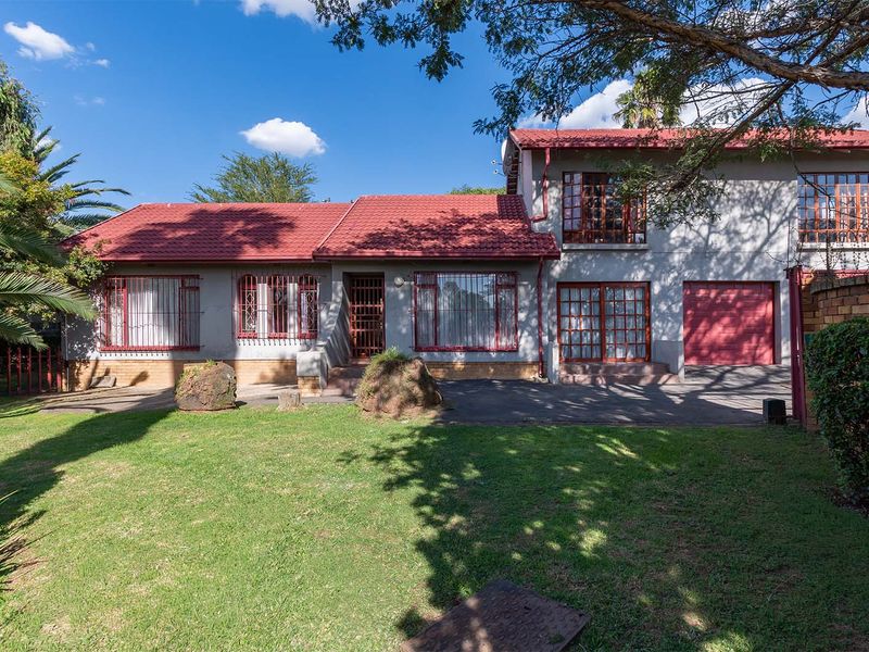 Spacious 3 Bedroom Family Home with Flatlet on a 1000sqm Stand - Photo 2