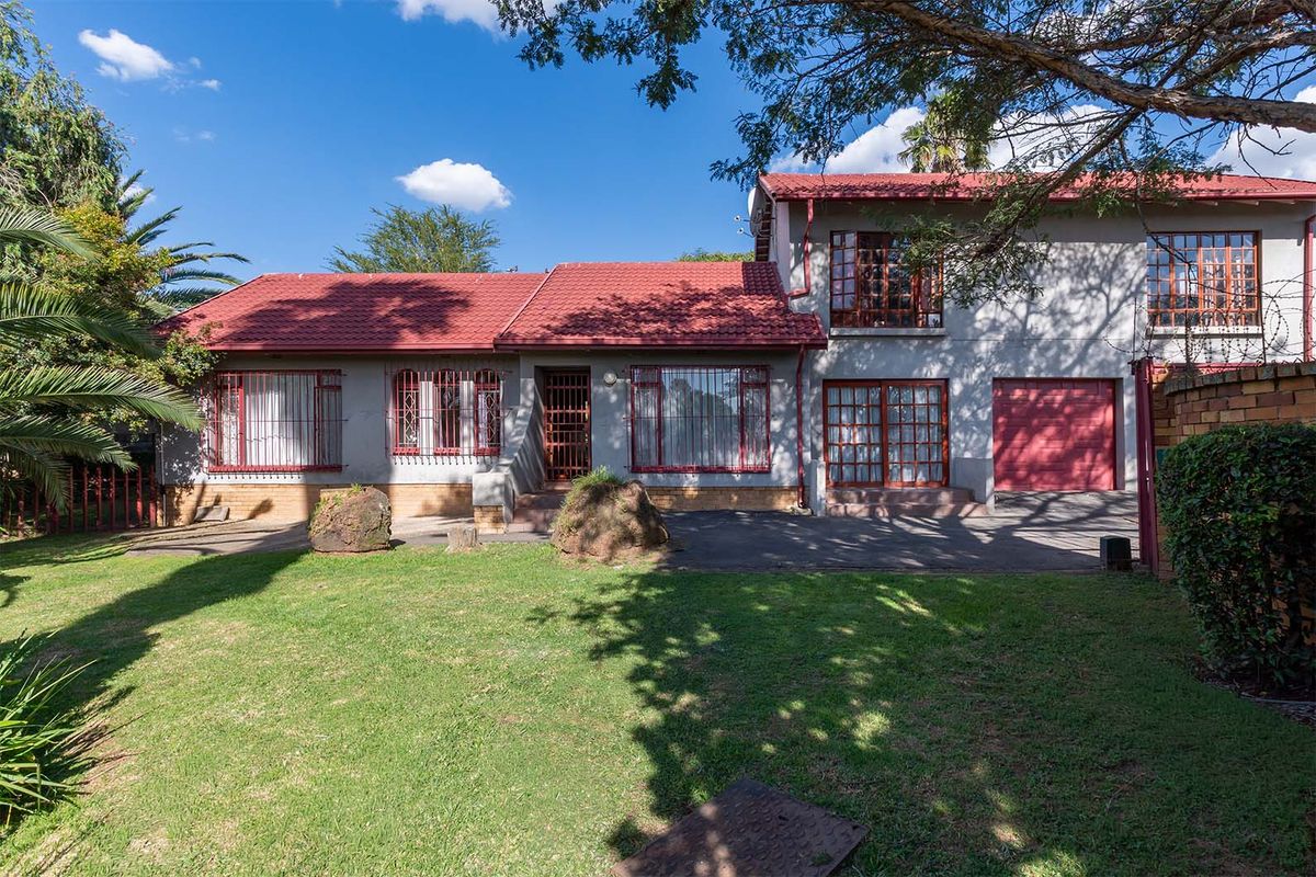 Spacious 3 Bedroom Family Home with Flatlet on a 1000sqm Stand - Photo 2