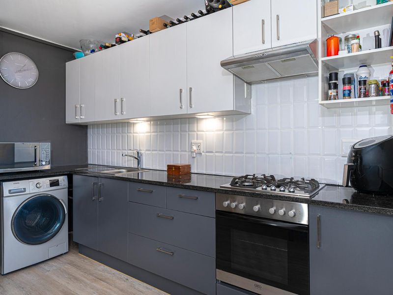 Breathtaking views from this magnificent 2 bed Apartment. - Photo 8