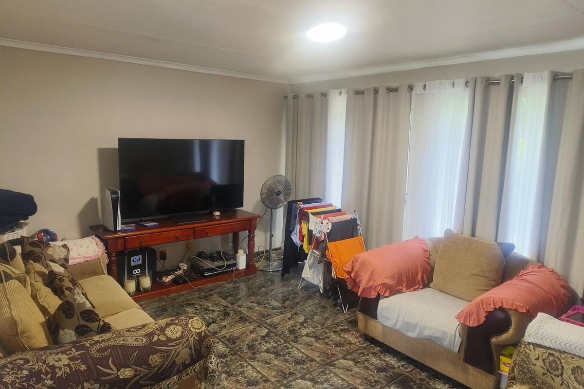 SPACIOUS 2 BED TOWNHOUSE IN WEAVINDPARK - Photo 5