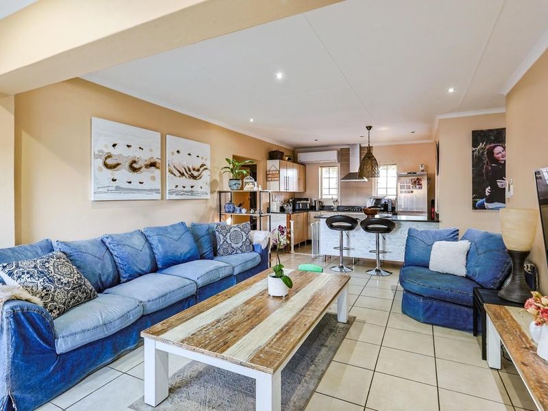 Modern Three-Bedroom Townhouse in Exclusive Secretariat Complex - Photo 5