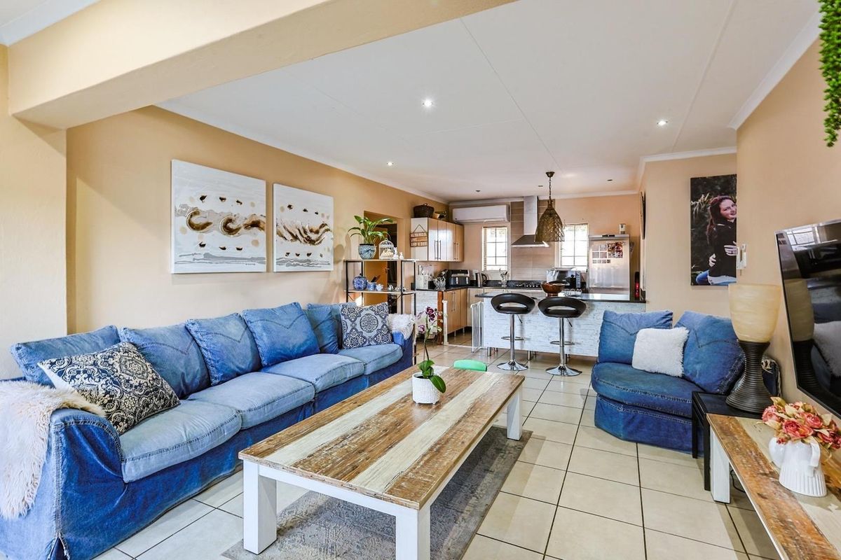 Modern Three-Bedroom Townhouse in Exclusive Secretariat Complex - Photo 5