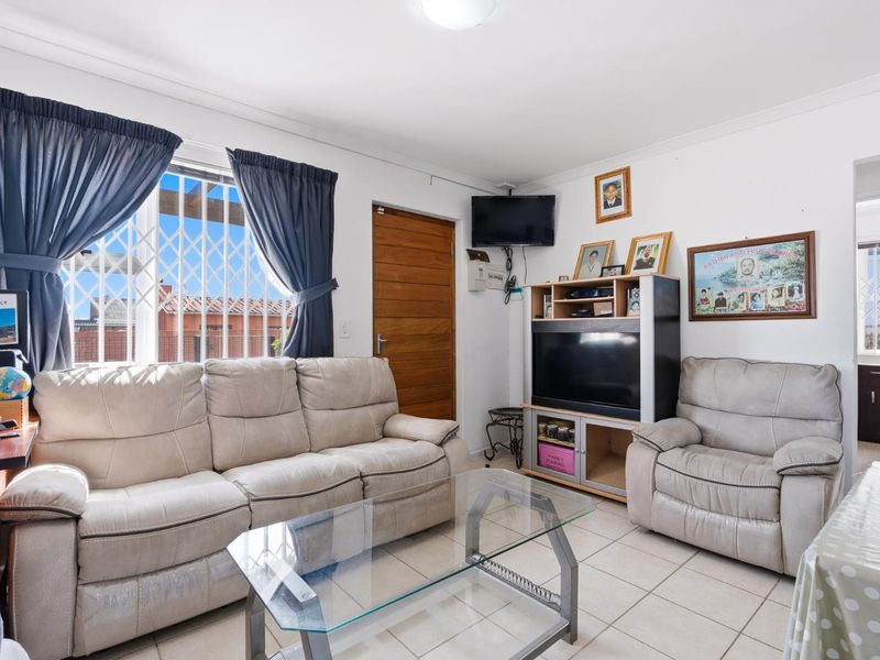 Three Bedroom Family Home - Photo 6