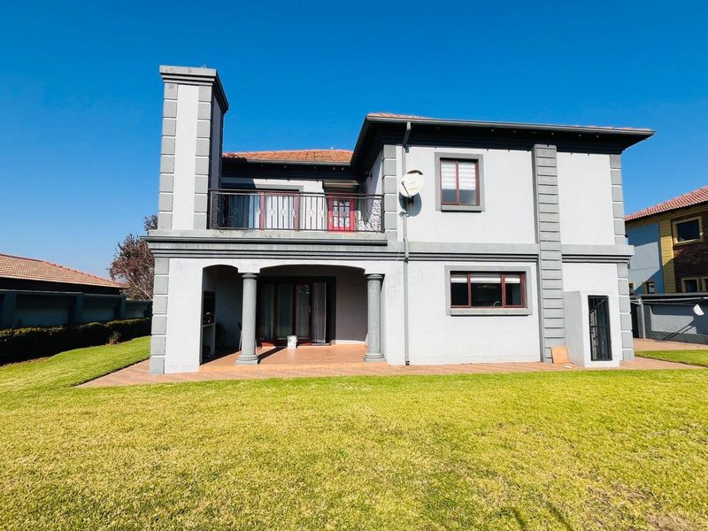 Beautiful family home in secure lifestyle estate - Photo 2