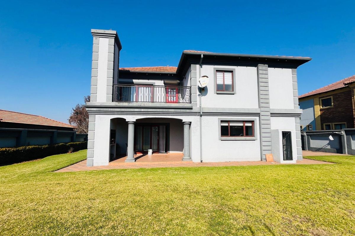Beautiful family home in secure lifestyle estate - Photo 2