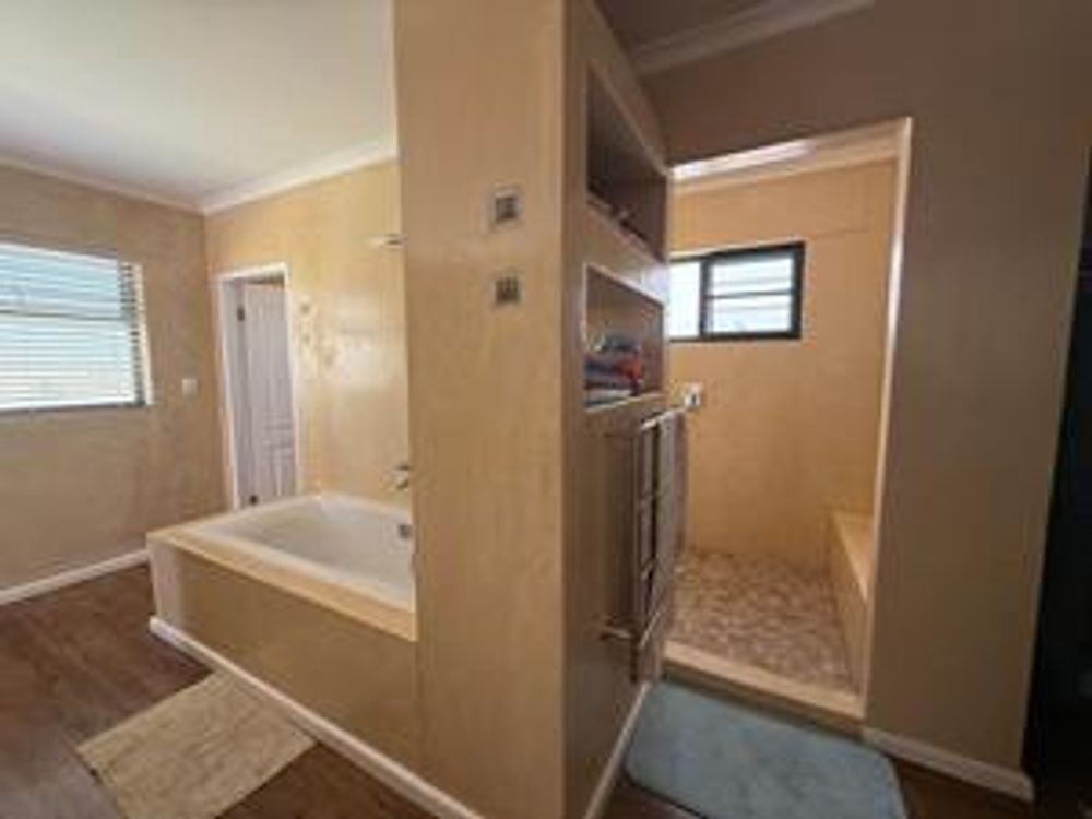 main bedroom en-suit