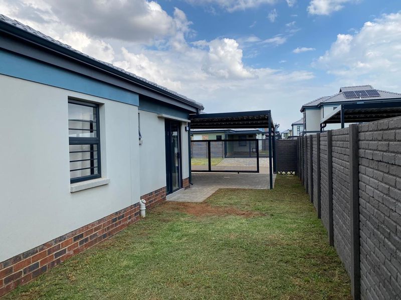 Modern 3-Bedroom Family Home in Sought-After Leopard’s Rest Security Estate - Photo 4