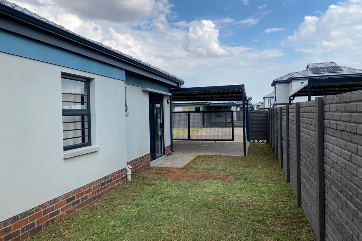 Modern 3-Bedroom Family Home in Sought-After Leopard’s Rest Security Estate - Photo 4