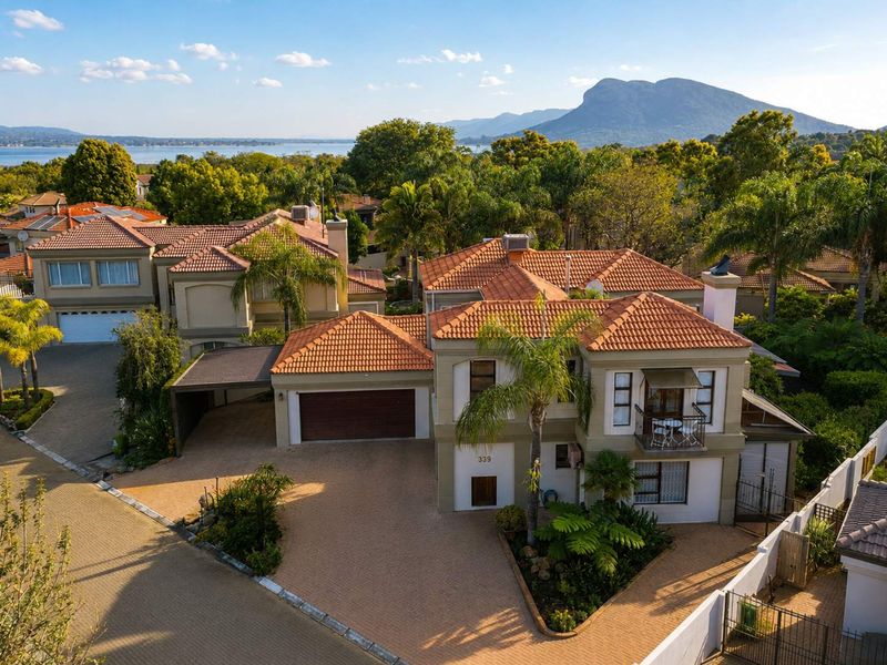 Spacious Family Home with Solar Power & Heated Swimming Pool - Photo 2