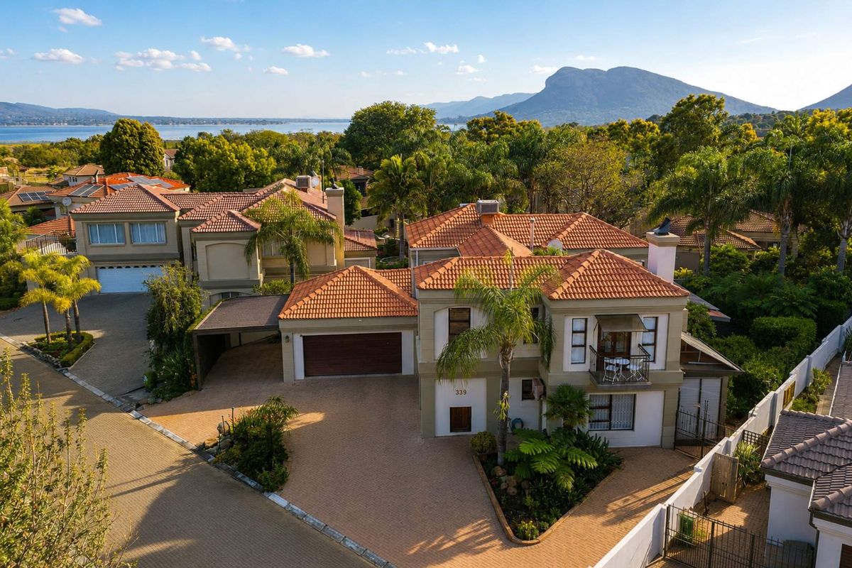 Spacious Family Home with Solar Power & Heated Swimming Pool - Photo 2