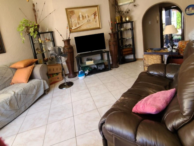 Spacious Family Home with Study and Staff Accommodation - Photo 3