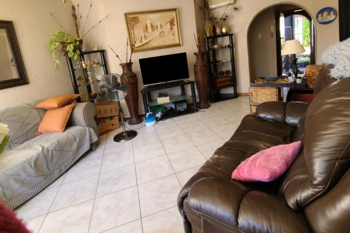 Spacious Family Home with Study and Staff Accommodation - Photo 3