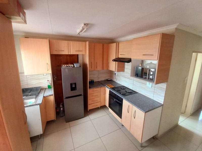 Three bedrooms house for sale in Soshanguve Block YY - Photo 5