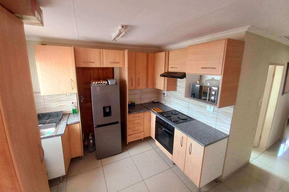 Three bedrooms house for sale in Soshanguve Block YY - Photo 5