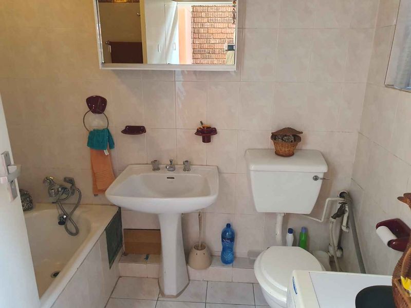 No Transfer Duty Linmeyer Gardens Sectional Title Facebrick Spacious Duplex - Photo 9