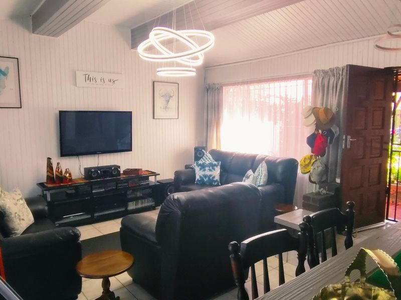 Neat 3 Bedroom Family Home in Prime area of Verwoerdpark with 3 bedroom Flatlet - Photo 4