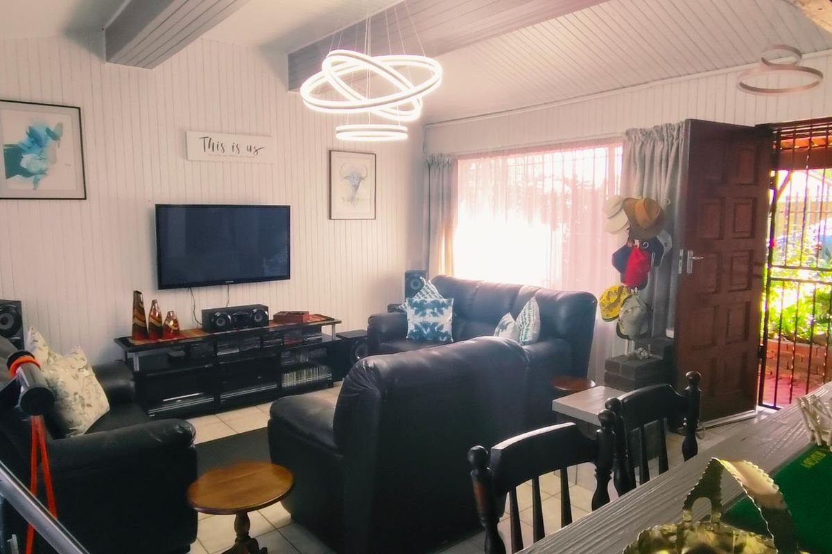 Neat 3 Bedroom Family Home in Prime area of Verwoerdpark with 3 bedroom Flatlet - Photo 4