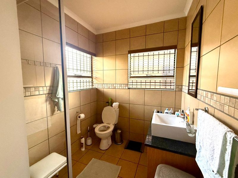 Peaceful Retirement Living in a Secure Lifestyle Village - Photo 10