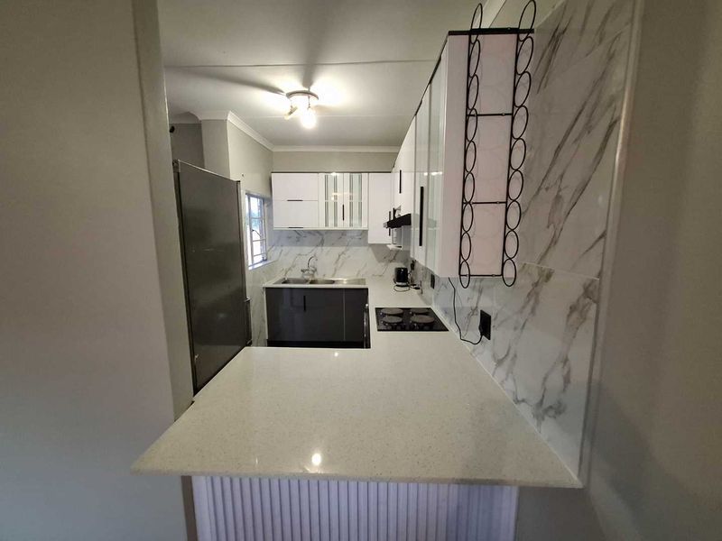 Stunning 2 bedroom in Equestria - Photo 2