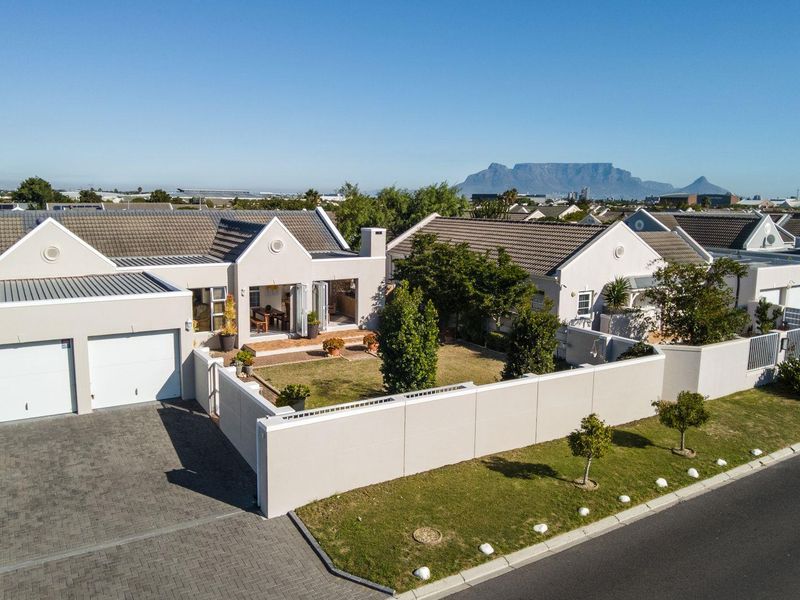 Spacious Coastal Family Living in the Heart of Sunningdale, Cape Town - Photo 3