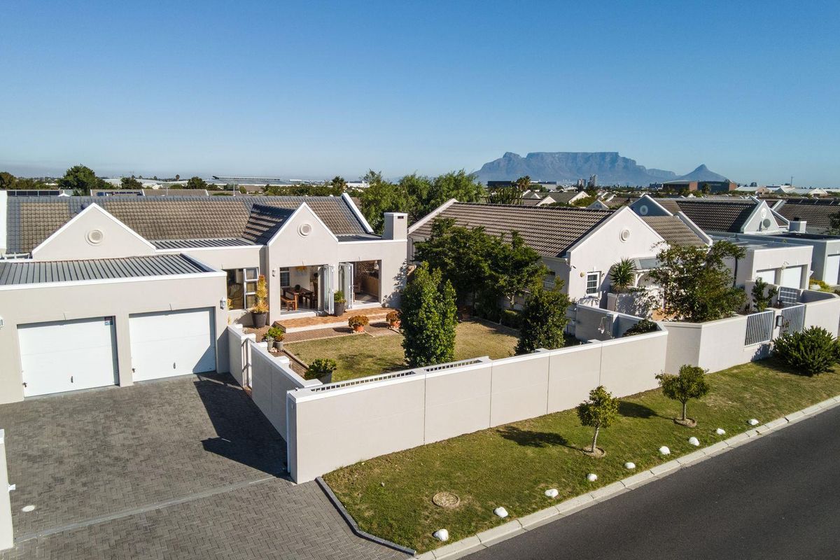 Spacious Coastal Family Living in the Heart of Sunningdale, Cape Town - Photo 3